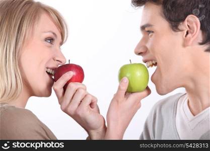 couple eating apples