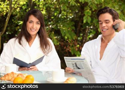 Couple eating breakfast outdoors