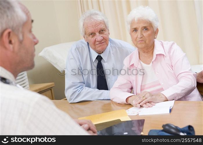 Couple in doctor&acute;s office frowning