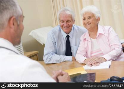 Couple in doctor&acute;s office smiling