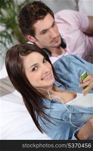 Couple listening to an mp3 player