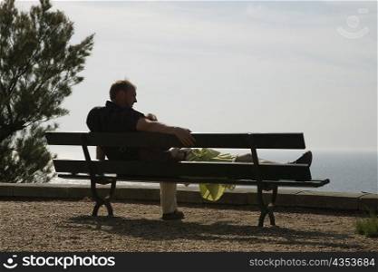 Couple on a bench, Biarritz, Basque Country, Pyrenees-Atlantiques, Aquitaine, France