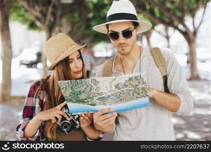 couple tourists map