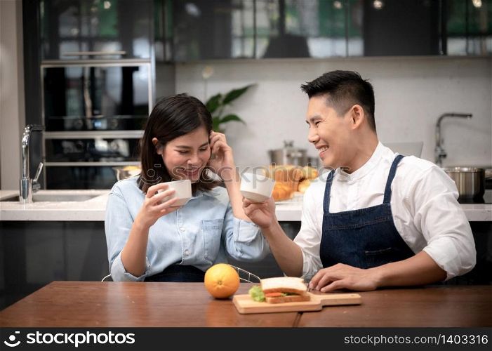 Couples are enjoying a healthy breakfast at home