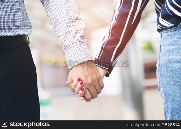 Couples hold hands to propose On valentine&rsquo;s day