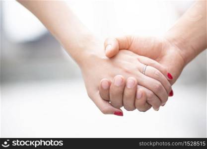 Couples hold hands to propose On valentine&rsquo;s day