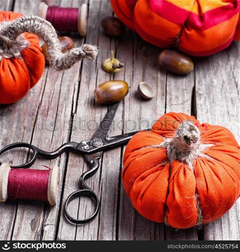 Crafts with pumpkins. Sewing decorative pumpkins from fabric for autumn decorations