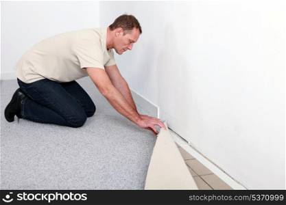 craftsman fitting a carpet