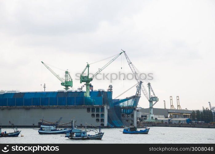 Crane lifting harbor Pick up the shipment shipped by sea.