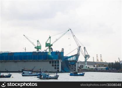 Crane lifting harbor Pick up the shipment shipped by sea.