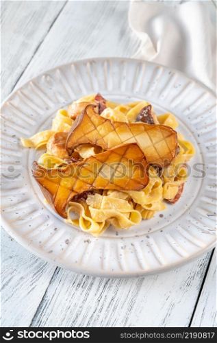 Creamy garlic mushrooms and bacon tagliatelli pasta