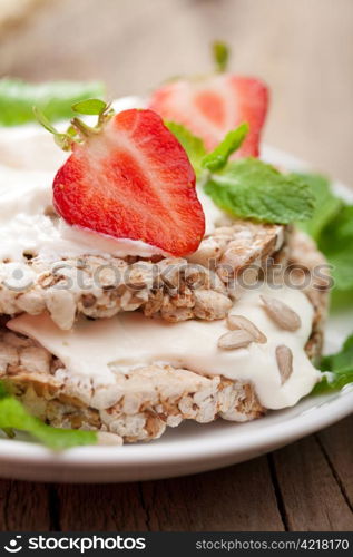 crisp bread with cottage cheese and berries