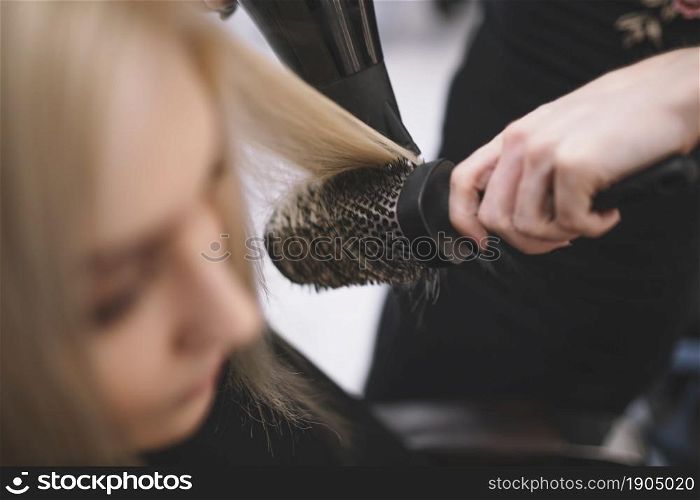 crop hairstylist setting hair with brush. Beautiful photo. crop hairstylist setting hair with brush