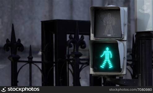 Cross walk switches from walk to don&acute;t walk
