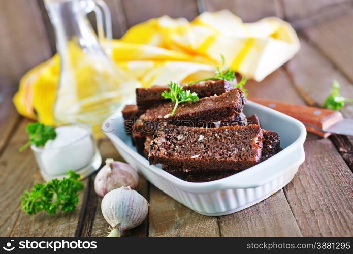 croutons with salt and garlic in bowl