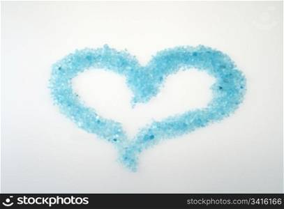 cuore azzuro composto da cristalli di sali da bagno