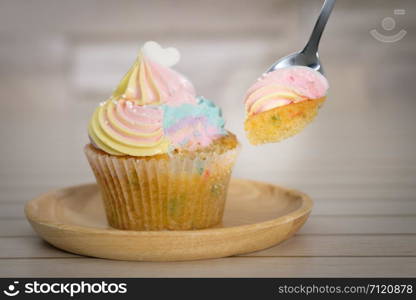 Cupcakes and spoon in clear lighting, AF point selection.