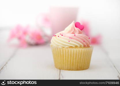 Cupcakes are beautifully decorated in clear lighting, AF point selection.