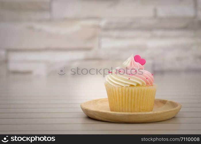 Cupcakes are beautifully decorated in clear lighting, AF point selection.