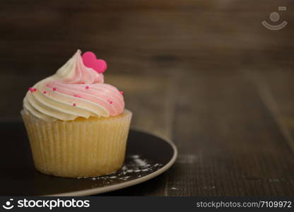 Cupcakes are beautifully decorated in Dark lighting, AF point selection.