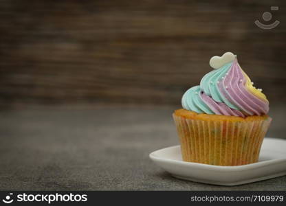 Cupcakes are beautifully decorated in Dark lighting, AF point selection.