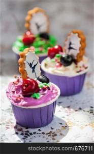 cupcakes with berries and decorative gingerbread