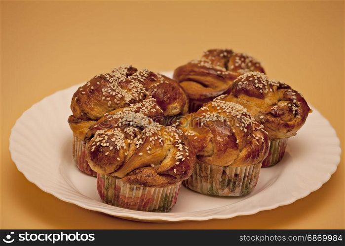 Cupcakes with cinnamon and sesame seeds