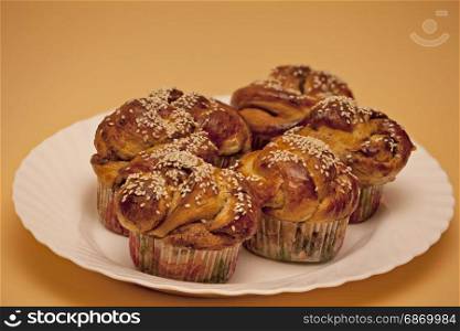 Cupcakes with cinnamon and sesame seeds