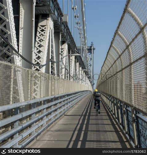 Cyclist on Manhattan Bridge, Brooklyn, Manhattan, New York City, New York State, USA
