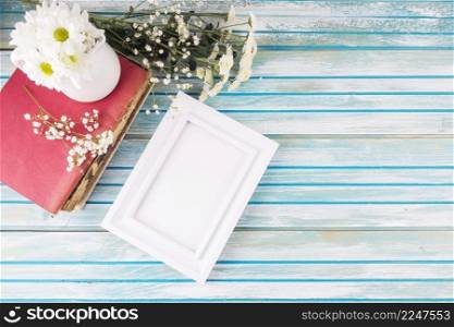 daisy flowers with blank frame table