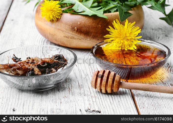 Dandelion honey. Therapeutic components of dandelion roots and honey syrup