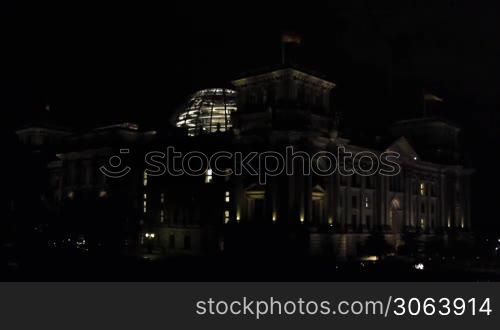 Das deutsche Parlament in Berlin, der Reichstag, bei Nacht.
