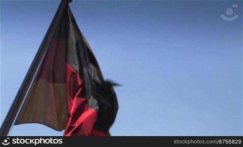 Das Wehen der Deutschlandflagge mit ihren leuchtenden Farben flaut langsam ab