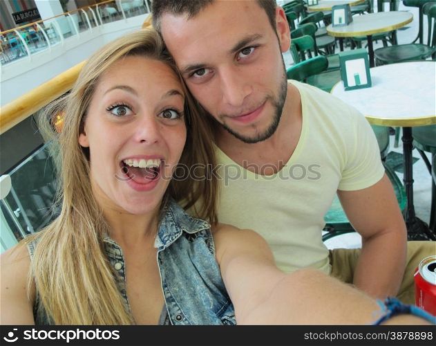Dating couples doing a selfie on a trip
