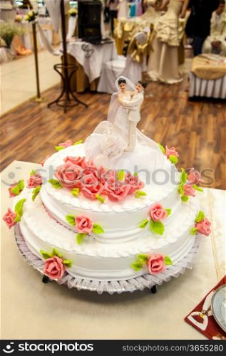 Decorating a wedding cake