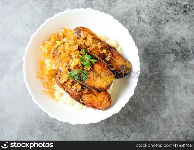 Deep fried sliced Pangasius fish with garlic, served with brown rice.