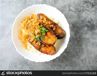 Deep fried sliced Pangasius fish with garlic, served with brown rice.