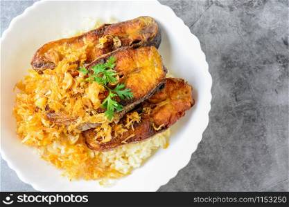 Deep fried sliced Pangasius fish with garlic, served with brown rice.