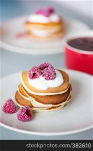 delicious American punkcakes with sour cream and raspberries