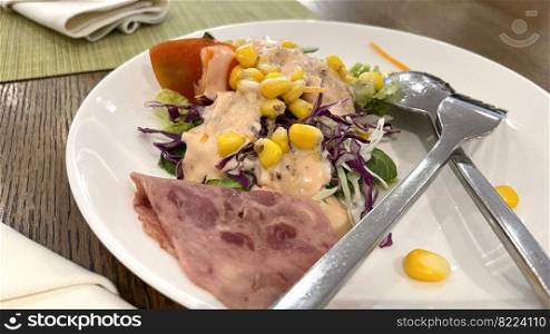 delicious breakfast, ham and fresh∑mer salad on white plate, on wooden tab≤, view from above, good for yourμ<imedia content background