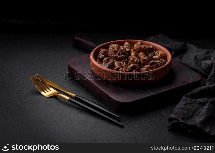 Delicious ch&ignon mushrooms with salt, spices and herbs grilled in a ceramic plate