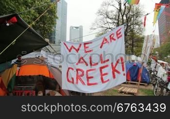 Demonstration mit Zeltlager und Banner in Frankfurt am Main