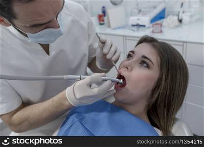 Dentist examining little boy&rsquo;s teeth in clinic