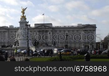 Der Buckingham Palace mit Besuchern im Zeitraffer