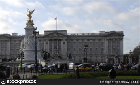 Der Buckingham Palace mit Besuchern im Zeitraffer