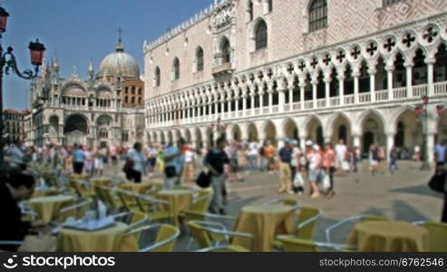 Der Markusplatz in Venedig mit Menschen im Zeitraffer