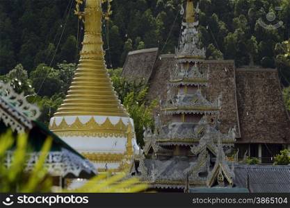 Der Tempel Wat Jong Kham und Jong Klang am See Nong Jong Kham im Dorf Mae Hong Son im norden von Thailand in Suedostasien.