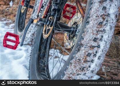 detail of a fat bike on a winter trail covered by snow
