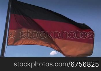 Deutschlandflagge weht im Wind im Schattenlicht