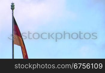 Die Flagge der Bundesrepublik Deutschland vor bedecktem Himmel hSngt schlaff herab.